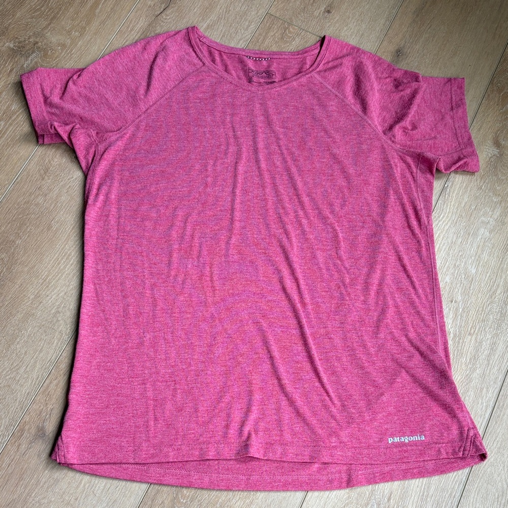 Patagonia Women’s XL Capilene Lightweight Dark Pink, Red V-Neck Tee. XL
